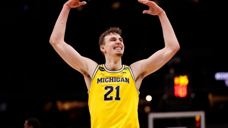 造乌龙首开纪录！卡塞米罗社媒：这是献给我们球迷的胜利！加油！